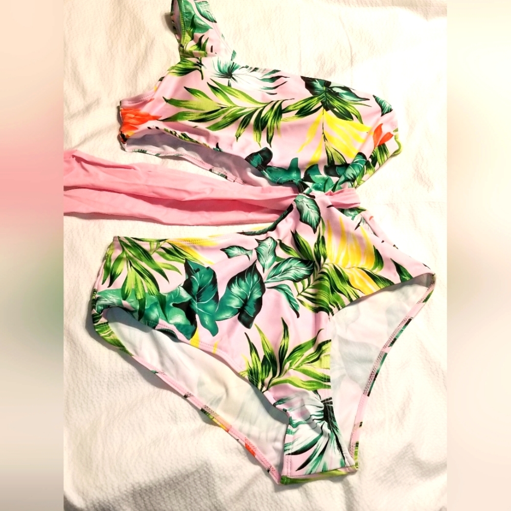 NWOT FLORAL CUT OUT MONOKINI BELTED REMOVABLE PADS LARGE